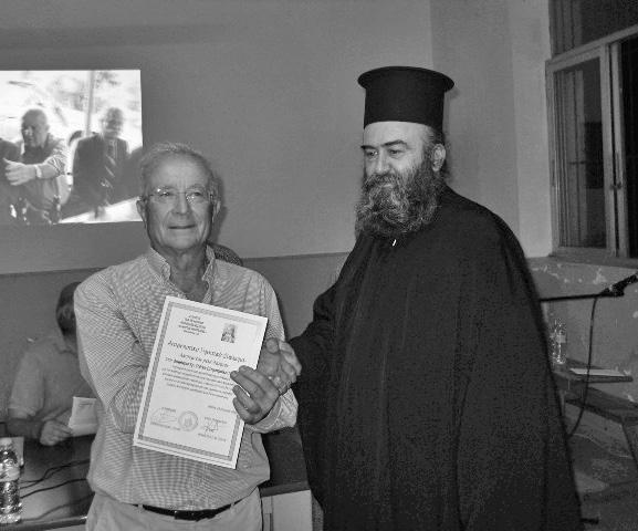 Αλέξανδρο Σιάρκο. Η Δήμητρα Σ. Δήμα παραλαμβάνει το τιμητικό δίπλωμα για τον σύζυγό της Σταύρο Θ. Δήμα από τον κ. Δημήτριο Π. Παπαδημητρίου. τους.