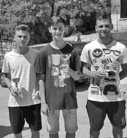 Ασσιώτες όλων ηλικιών πήραν μέρος και έτρεξαν τη διαδρομή των 2.400μ με πολύ κέφι, χαρά και ενθουσιασμό.
