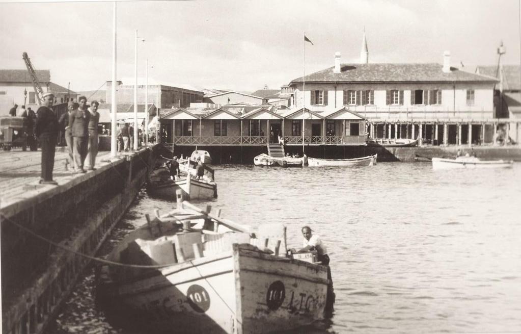 25 Η κληρονομιά μας ΤΑ ΠΑΛΙΑ ΤΑΧΥΔΡΟΜΕΙΑ ΤΗΣ ΛΕΜΕΣΟΥ ότι το υπάρχον δεν επαρκούσε τις ανάγκες του τόπου, διαρρύθμισε σε ταχυδρομείο μια αποθήκη του τελωνείου εκεί πάλι στην παραθαλάσσια περιοχή.