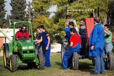 Η διδασκαλία δεξιοτήτων, οι δραστηριότητες και τα projects των µαθητών σχετίζονται µε τους παρακάτω τοµείς: ü Τυροκοµία ü Μεταποίηση φυτικών προϊόντων (γλυκά, τουρσί, λιαστή ντοµάτα, ζυµαρικά, ελιές)