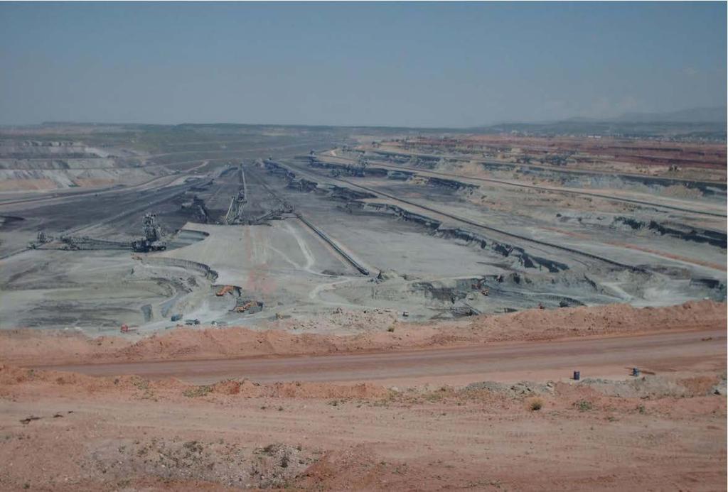 Εξόρυξη- Εκµετάλλευση Το 5% των παραγόµενων αγόνων των Ορυχείων Πτολεµαΐδας αποτίθενται στις εγκαταστάσεις - εξωτερικές αποθέσεις όπου αποτίθενται τα εξορυκτικά απόβλητα. [27], [7] Εικ.