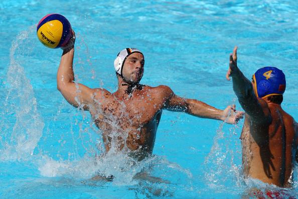 Πόλο (υδατοσφαίριση) Το πόλο είναι ομαδικό άθλημα και παίζεται σε πισίνες από δύο ομάδες κολυμβητών.