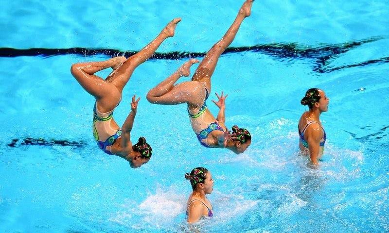 Συγχρονισμένη κολύμβηση Η συγχρονισμένη κολύμβηση είναι αποκλειστικά για γυναίκες και έχει τρία αγωνίσματα: το ατομικό, τα ζευγάρια ή το ντουέτο και το ομαδικό.