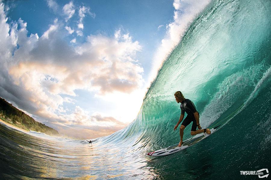 Σέρφινγκ Το σέρφινγκ ή κυματοδρομία (surfing ή σερφάρισμα) είναι θαλάσσιο άθλημα στο οποίο ο αθλητής (σέρφερ) καβαλάει ένα κινούμενο κύμα.