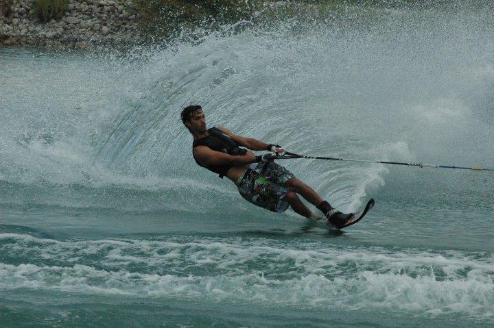 Θαλάσσιο σκι - Water Ski Το θαλάσσιο σκι «γεννήθηκε» γύρω στο 1900, από μια παρέα νεαρών που διασκέδαζε στα νερά μιας