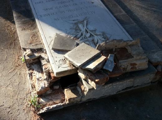 Ιδιωτικού Δικαίου, και ανέρχονται σε διακόσια είκοσι επτά (227) συνολικά. Από αυτά ογδόντα δύο (82) είναι Ενορίες και σαράντα επτά (47) Ιερές Μονές (βλ. Επίμετρο, πίνακας ii).