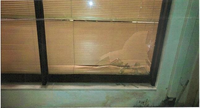θρησκευτικής συνάθροισης της τοπικής εκκλησίας, δύο κουκουλοφόροι έσπασαν τμήμα της τζαμαρίας του χώρου.