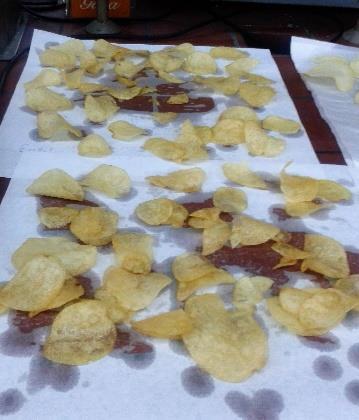 3: Τηγανισμένες παρτίδες chips σε διηθητικό χαρτί 4.