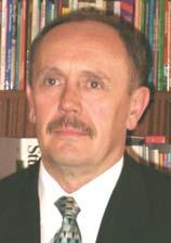 Die foto van Andries Pretorius, voorsitter van die ADV, saam met dr Wilhelm, is geneem tydens die afsluiting van die 5de ADV op Saterdag 22 Mei toe Andries Psalm 23 uit die Bybel vir Dowes gelees en