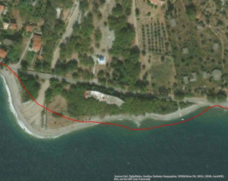 Δορυφορική εικόνα 2017, (με κόκκινο χρώμα η ακτογραμμή του 1945) - Αριστερά, πρόσχωση και προέκταση