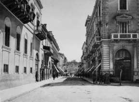 Ειρήνης και πλατεία Μοναστηριακίου αποκτά υγειονομικό χαρακτήρα, ενώ κατά το μήκος της θα μπορούσε κανείς να πει πως είναι ο πεζόδρομος της οδού Αθηνάς Με πρώτη ματιά δύσκολα