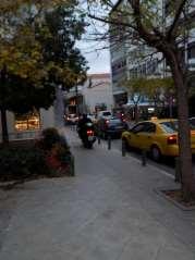 Αυτή ανήκει σε ένα γενικότερο πλάτωμα με ικανοποιητική, τουλάχιστον, εμφάνιση πρασίνου και διαμόρφωση τέτοια ώστε να πραγματοποιείτε προσωρινή στάση κυρίως από τουρίστες.