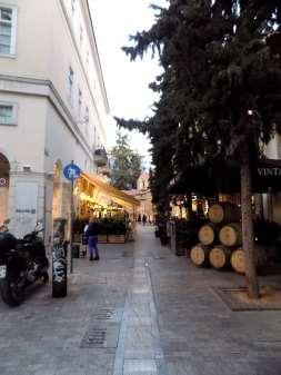 ποικιλία χώρων και δραστηριοτήτων που υπάρχουν τόσο τη μέρα όσο και τη νύχτα.