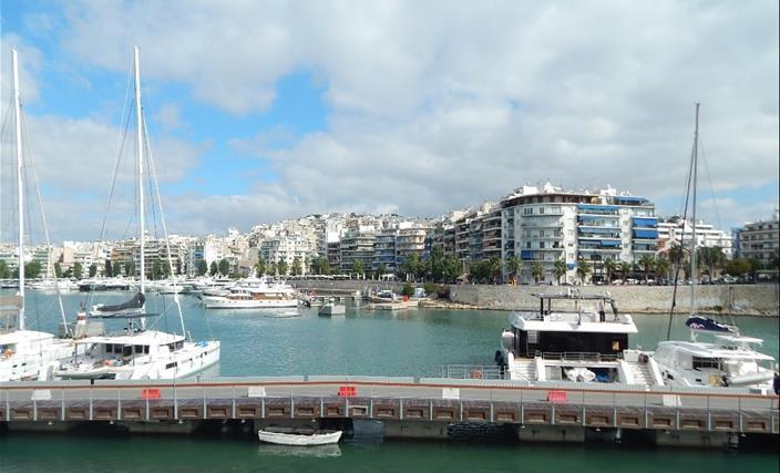 Δεν εκλείπουν οι μορφές εμπορίου λιανικής, ενώ ταυτόχρονα μεγάλο ποσοστό κατέχουν τα ταχυφαγεία. Η συρροή του κόσμου και των αυτοκινήτων είναι μεγάλη και κατά συνέπεια και η φασαρία.