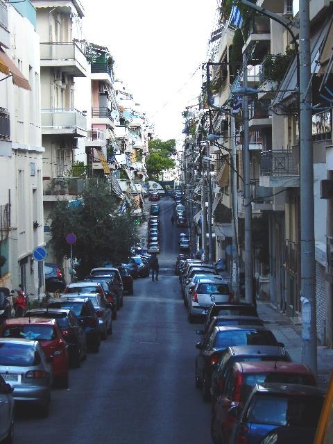 Α. Προβλήματα Χώροι στάθμευσης Τα περισσότερα κτήρια κατοικίας στον Πειραιά είναι πολυκατοικίες.