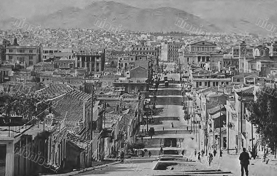 Ιστορία του Πειραιά Νέα εποχή Από τη μεταφορά της πρωτεύουσας από το Ναύπλιο στην Αθήνα το 1834 κι έπειτα ξεκινά η ανασυγκρότηση του Πειραιά.