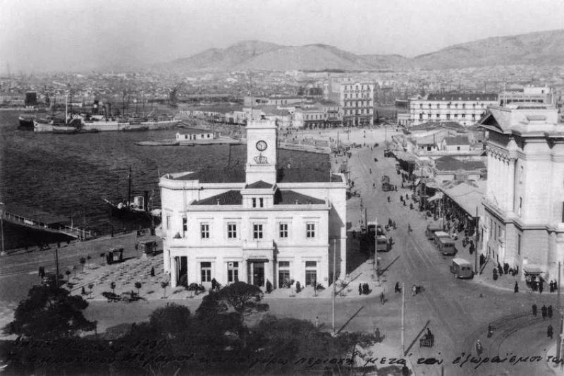 Σταδιακά πραγματοποιούνται έργα υποδομών, όπως ο σιδηρόδρομος Πειραιά-Αθήνας, μετεγκαθίστανται στην περιοχή σημαντικές δημόσιες υπηρεσίες, όπως το Χρηματιστήριο εμπορευμάτων ή «Ρολόι» (1873), οι