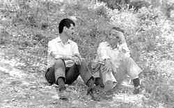 Καλούσιος (Ελασσόνα, Άνοιξη 1973) ΤΡΙΤΗ 13 ΝΟΕΜΒΡΙΟΥ 2018 σελίδα 29 Αιώνια αγάπη Κρατώ στη μνήμη μου το όνομά σου το προφέρω σαν κάτι ανεκτίμητο και τότε νοσταλγώ να δω το πρόσωπό σου.