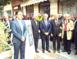 τοπικά ΤΡΙΤΗ 13 ΝΟΕΜΒΡΙΟΥ 2018 σελίδα 5 Πραγματοποιήθηκαν προχθές τα αποκαλυπτήρια για το μνημείο του Ολοκαυτώματος Ένα μνημείο ενάντια στην ιστορική λήθη Το μνημείο δάκρυ βρίσκεται στην αρχή της
