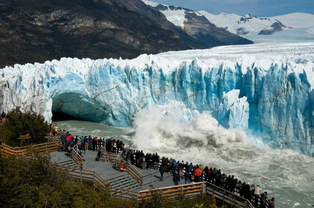 από το El Calafate από το Puerto Banderas) και συνεχίζουμε για τον παγετώνα Perito Moreno προστατευόμενο από την Unesco. Διανυκτέρευση El Calafate. 3η ημέρα - 24 Δεκ.