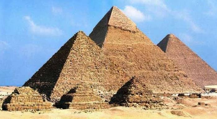 Θρησκεία και Αρχιτεκτονική Μνημεία επιβλητικού μεγέθους, όπως οι πυραμίδες (Χέοπος,