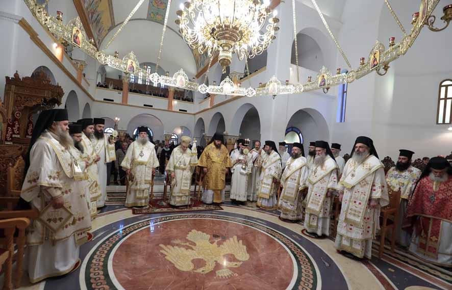 Ἡ ἐξόχως συμβολικὴ αὐτὴ κίνησις ἔχει τὸ νόημα, ἀφ ἑνὸς τῆς ἐκφράσεως τῆς εὐγνωμοσύνης τοῦ Ἱεροῦ Κλήρου καὶ τοῦ Ποιμνίου τῆς Ἐκκλησίας ἡμῶν στὸ πρόσωπο τοῦ εὐσεβεστέρου καὶ ἐντιμωτέρου πολιτικοῦ