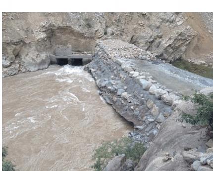 Παράδειγμα: Ταμιευτήρας Cerro del Aguila (Περού) Υ/Η φράγμα βαρύτητας, μήκους 270 m και ύψους 80 m. Παροχετευτικότητα υπερχειλιστή 7000 m 3 /s.