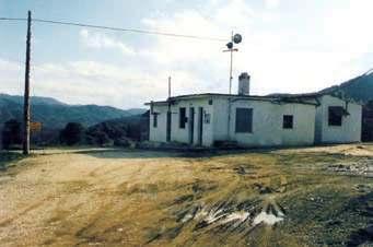 ΕΦ ΚΑΤΩ ΛΑΒ ΑΝΗΣ Βρίσκεται κοντά στον οµώνυµο οικισµό, στα όρια των Νο- µών Ιωαννίνων και Θεσπρωτίας.
