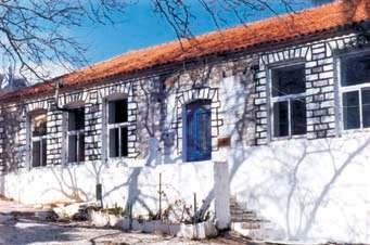ΕΦ ΑΓΙΑΣ ΜΑΡΙΝΑΣ Βρίσκεται κοντά στον οµώνυµο οικισµό.