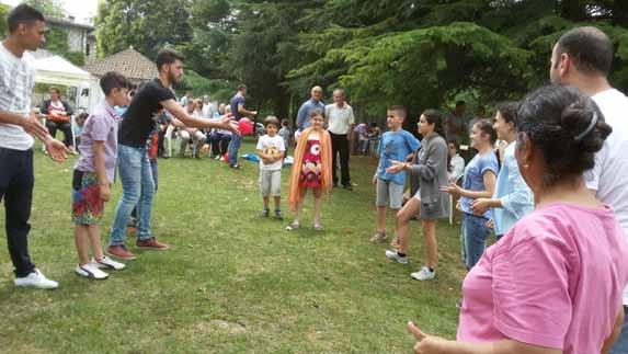 U mblodhën për të falënderuar Zotin i cili është i pranishëm në mesin e bijëve të tij, që jetojnë urdhërin e dashurisë së ndërsjelltë.