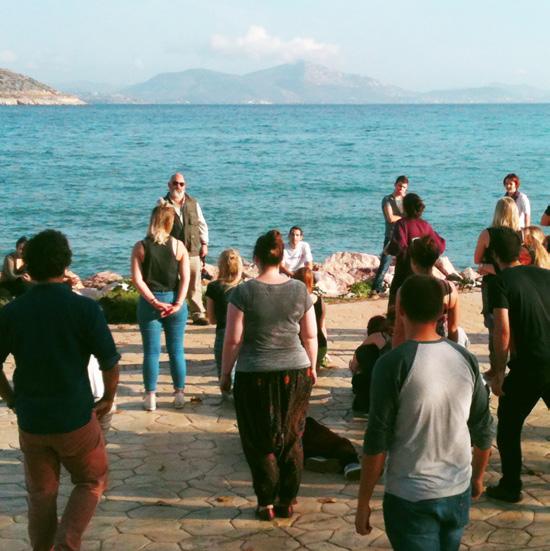 παρηγορητικός Γιώργος Μπινιάρης σε συνομιλία με τη Κατερίνα Αλεξιάδη Όλοι οι ρόλοι σημαίνουν μια στιγμή και από τη δική