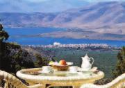 προσφέρει μια
