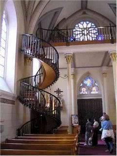 As escaleiras de caracol poden ser a dereitas ou a esquerdas.