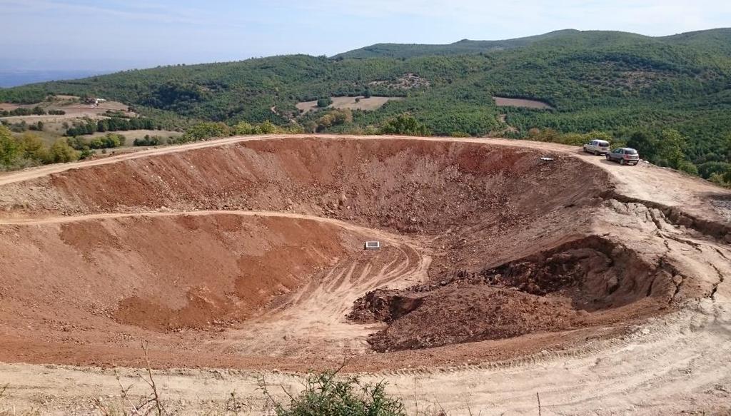 λιμνοδεξαμενής νότιο πρανές, το οποίο παρουσιάζει σημαντικό ύψος, έντονη κλίση και αποτελείται