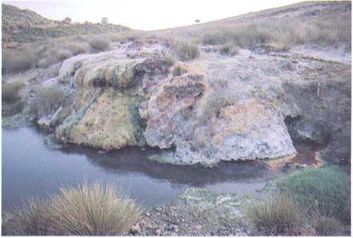 Οι θερμές πηγές (hot springs) είναι