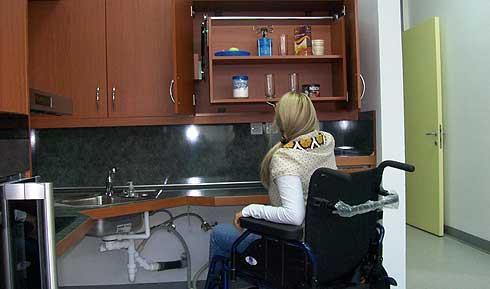 Οπου ο αστενής κάθετε στιν καρέκλα και οδιγίτε μεχρει