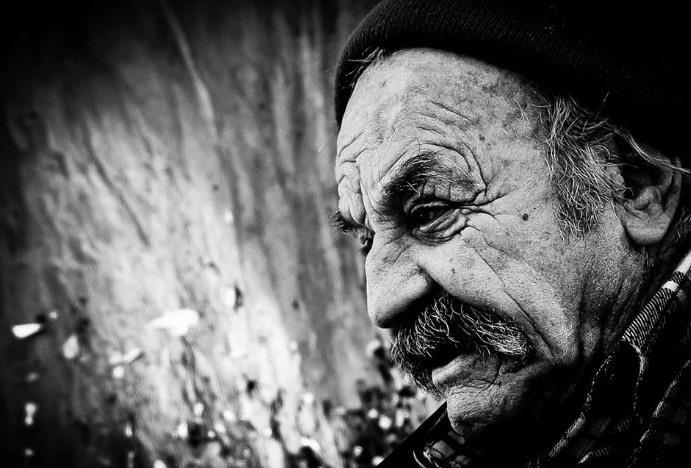 Ωραίος σκαλιστής ο χρόνος. Πιάνει στα χέρια του τον πηλό του ανθρώπου. Κάθε μέρα η σμίλη του χαράζει.