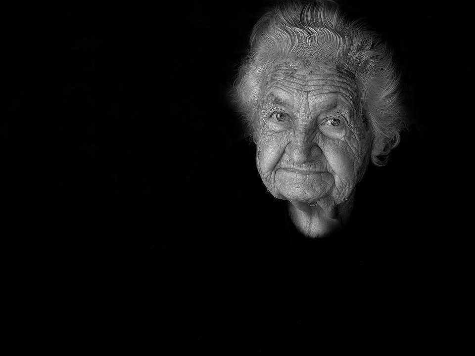 Τα μάτια, αυτά τα μάτια που είδαν τόσα, ακτινοβολούν και διαπερνούν το μαύρο.