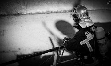 Οι άνθρωποι της απέναντι κατεύθυνσης Και μαζί με το κλεμμένο αγαθό που φέρε ο Προμηθέας λάφυρο από τους θεούς, έφερε και την ανάγκη να