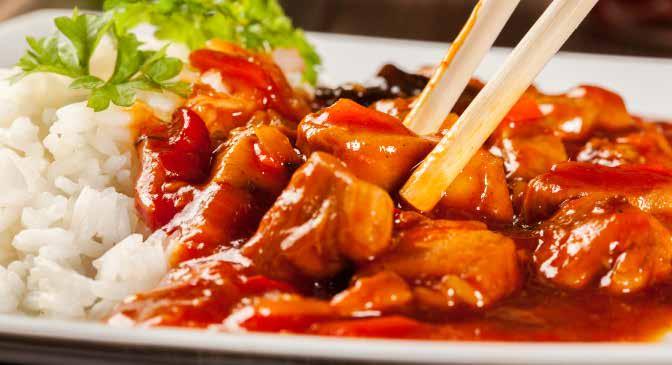 82. Σετσουάν - Szechuan Κομματάκια φιλέτου μαγειρεμένου στο γουόκ με σκόρδο, τζίντζερ, τσίλι, αρακά, πράσινες, κόκκινες πιπεριές και σάλτσα σόγιας με τσίλι (απαλή. μέτρια, καυτερή).