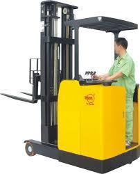 Reach Truck: Σημαντικό προσόν το ότι προσφέρει στον οδηγό τη δυνατότητα να βλέπει μπροστά και πίσω.