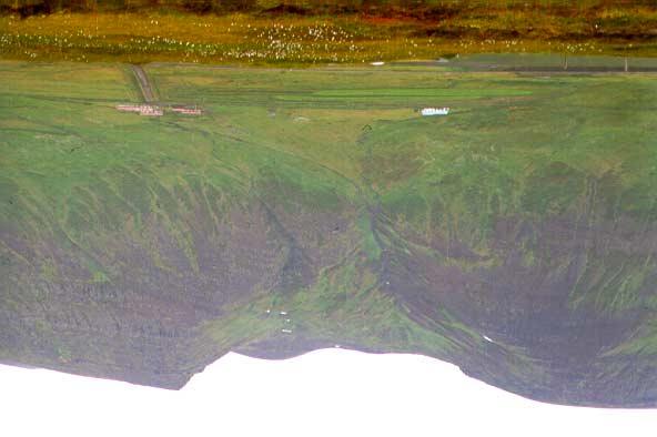 Mynd 5. Ytra- og Syðra-Skjaldargil. Norðan við þau er Hafnarfjall og Snókur sunnan þeirra (Ljósmynd Þorsteinn Sæmundsson, 1995).