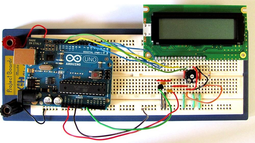 κατασκευή μιας δικής μας πλακέττας που θα ενσωματώνει μόνο τα εξαρτήματα που χρειαζόμαστε. Εικόνα 1-6: Arduino UNO με οθόνη LCD πάνω σε breadboard Από τις ανεπίσημες εκδόσεις, το Freeduino 1.