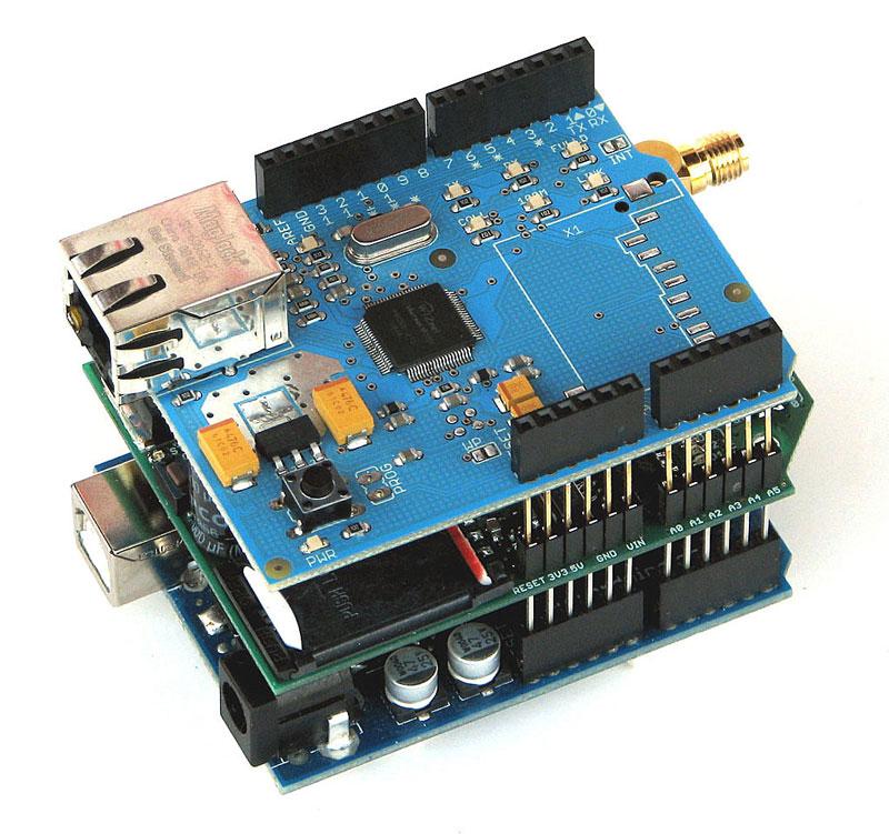 Εικόνα 1-3: Arduino με δύο shield Μερικά από τα πιο δημοφιλή shield που κυκλοφορούν στο εμπόριο για το Arduino είναι: Ethernet shield: Δίνει στο Arduino την δυνατότητα να δικτυωθεί σε ένα LAN ή στο