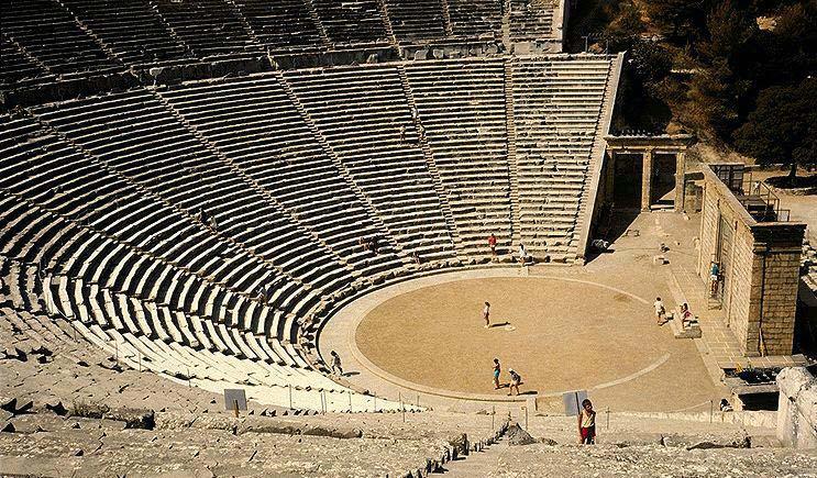 Η εξαίρετη ακουστική για την οποία το Αρχαίο Θέατρο της Επιδαύρου είναι διάσημο, οφείλεται στα πέτρινα εδώλιά του, καθώς το σχήμα και