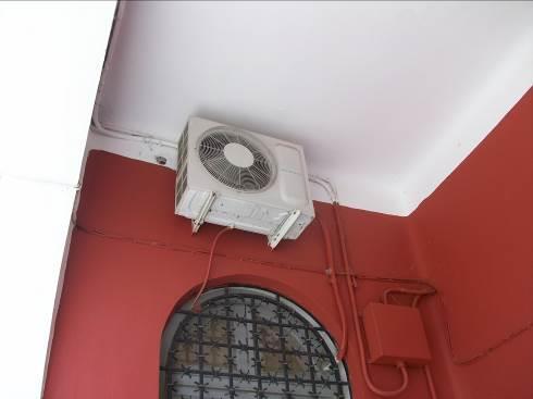 Υπάρχουν εγκατεστημένες μονάδες διαιρουμένου τύπου απευθείας εκτόνωσης για την ψύξη ορισμένων γραφείων στο ισόγειο. Εικόνα 11: Μονάδες ψύξης στα γραφεία στο ισόγειο.