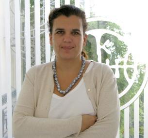 Ολοκλήρωσε τις προπτυχιακές της σπουδές στο Πανεπιστήμιό του Richmond και τις μεταπτυχιακές στο School of Oriental and African Studies του Πανεπιστημίου του Λονδίνου απ όπου έλαβε μεταπτυχιακό