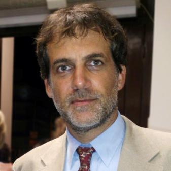 Σπούδασε αρχαιολογία, ιστορία της τέχνης και οργάνωση εικαστικών εκθέσεων, αρχικά στη Θεσσαλονίκη, στο Αριστοτέλειο Πανεπιστήμιο και στη συνέχεια στο Παρίσι, στην Ecole des Hautes Etudes en Sciences
