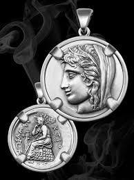 ΑΘΗΝΑ ΣΥΜΒΟΛΙΣΜΟΣ Η θεά Αθηνά είναι μία από τις σπουδαιότερες θεότητες του δωδεκαθέου. Είναι η θεά της σοφίας, της γνώσεως και του πολέμου, ύψιστη στρατηγός και προστάτιδα πόλεων.