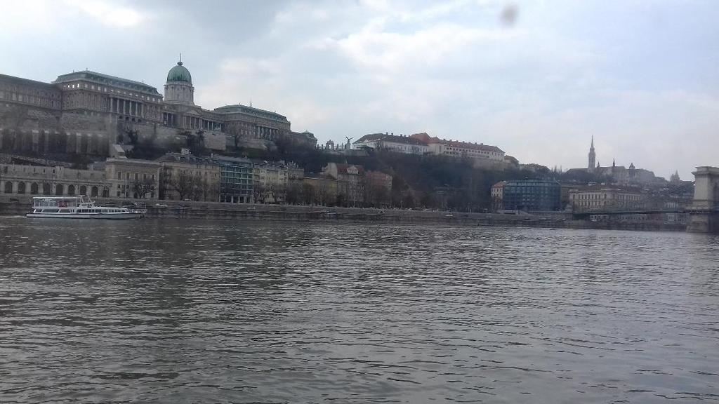 Τέλος, η μέρα τελείωσε με κρουαζιέρα στο Δούναβη, μια ενδιαφέρουσα βόλτα στο ποτάμι όπου παράλληλα μαθαίνεις ενδιαφέροντα ιστορικά στοιχεία της πόλης και μπορείς να δεις